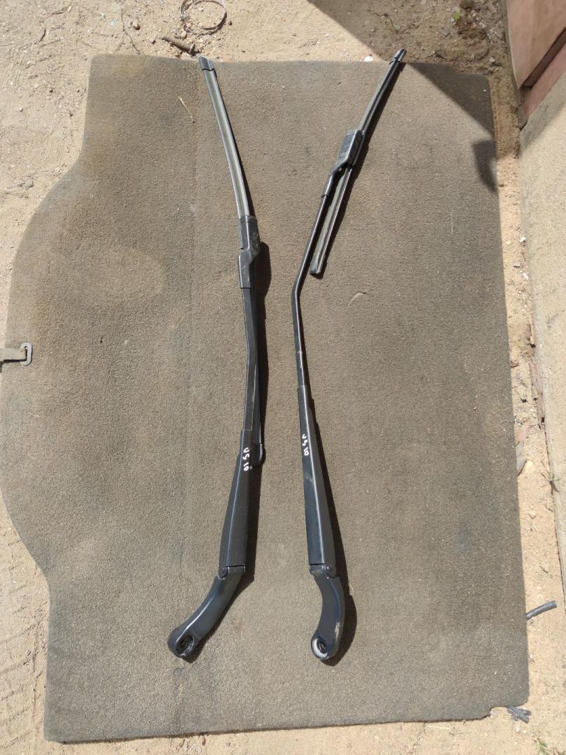 щеткодержатель (поводок стеклоочистителя, дворник) Buick Encore GX 1 поколение 2022, 1.3 л., бензин, АКПП, черный, внедорожник 5 дв. - фото №1