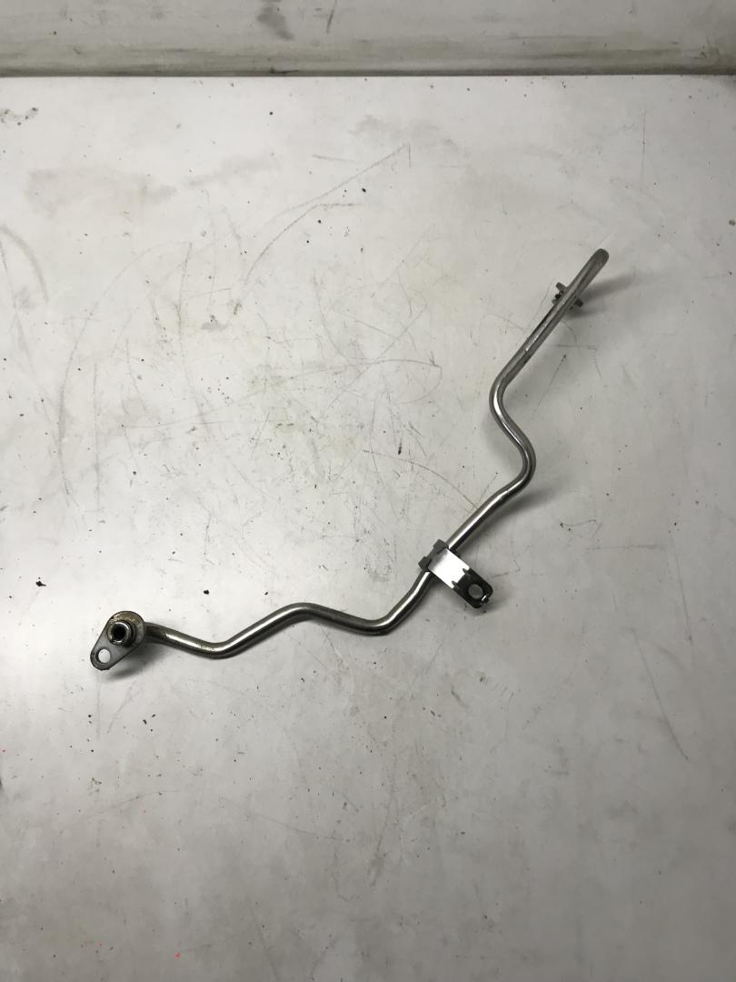 масляная трубка турбины Skoda Octavia 3 поколение (A7) 2016, 1.4 л., бензин, 04E145140E - фото №1