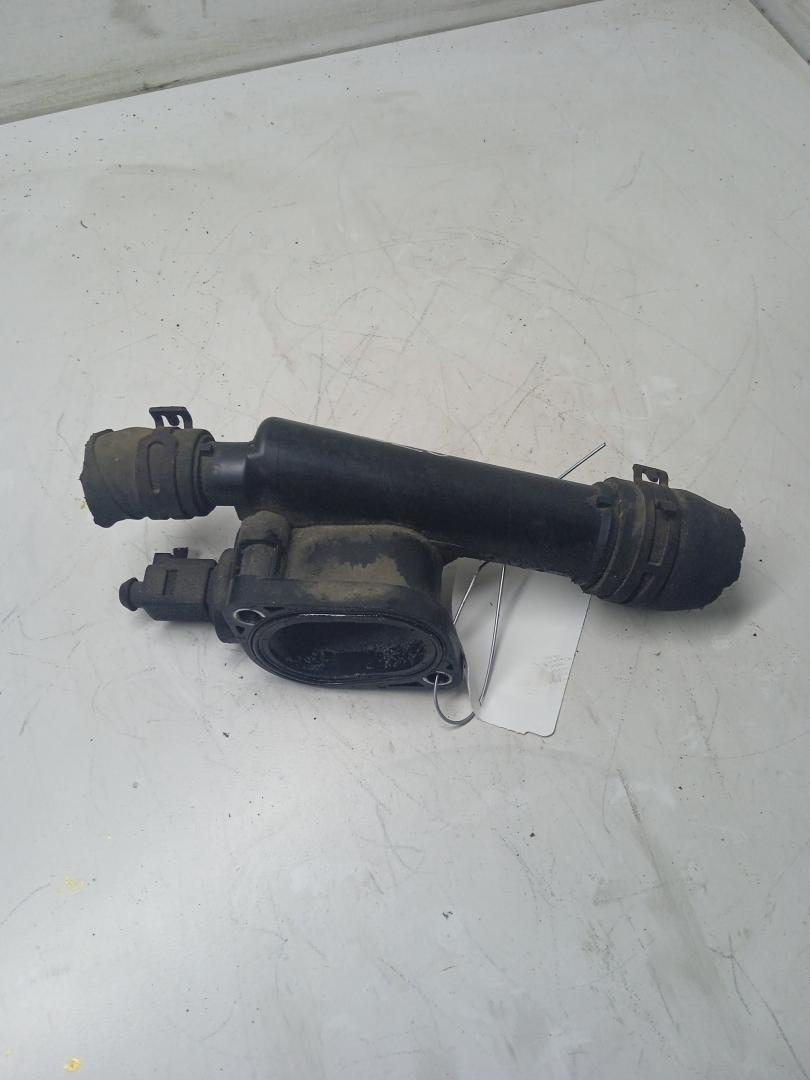 фланец (тройник) системы охлаждения Volkswagen Caddy 3 поколение 2004, 1.9 л., дизель, 03G121132B - фото №1