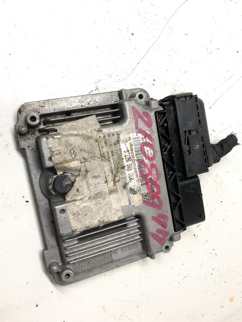 блок управления двигателем Volkswagen Scirocco 3 поколение (2008 - 2015), 1.4 л., бензин, 03C906027G - фото №1