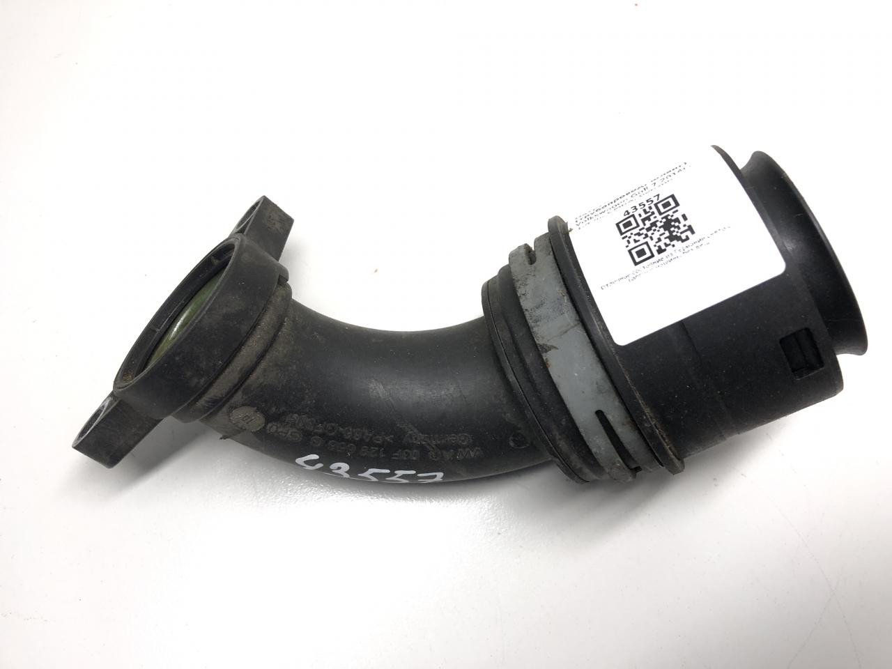 патрубок (трубопровод, шланг) Volkswagen Golf 7 поколение 2014, 1.4 л., бензин, 04E129656G, 04E129651C - фото №1