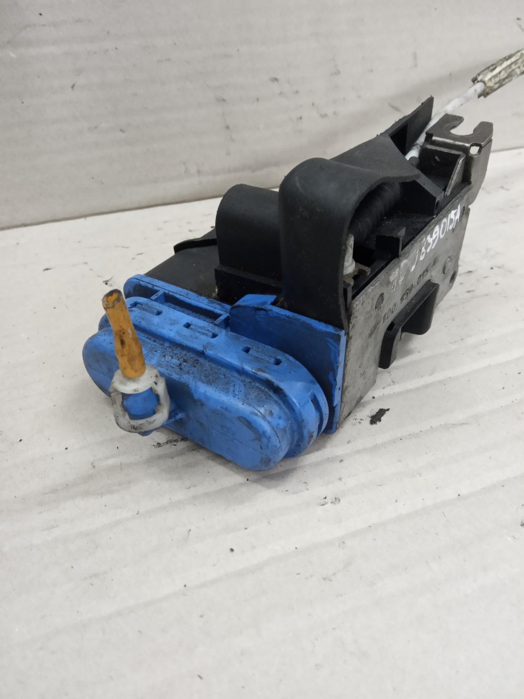 замок двери задней левой Audi A6 4A/C4 1995, 1.8 л., бензин, 8D0839015A - фото №1
