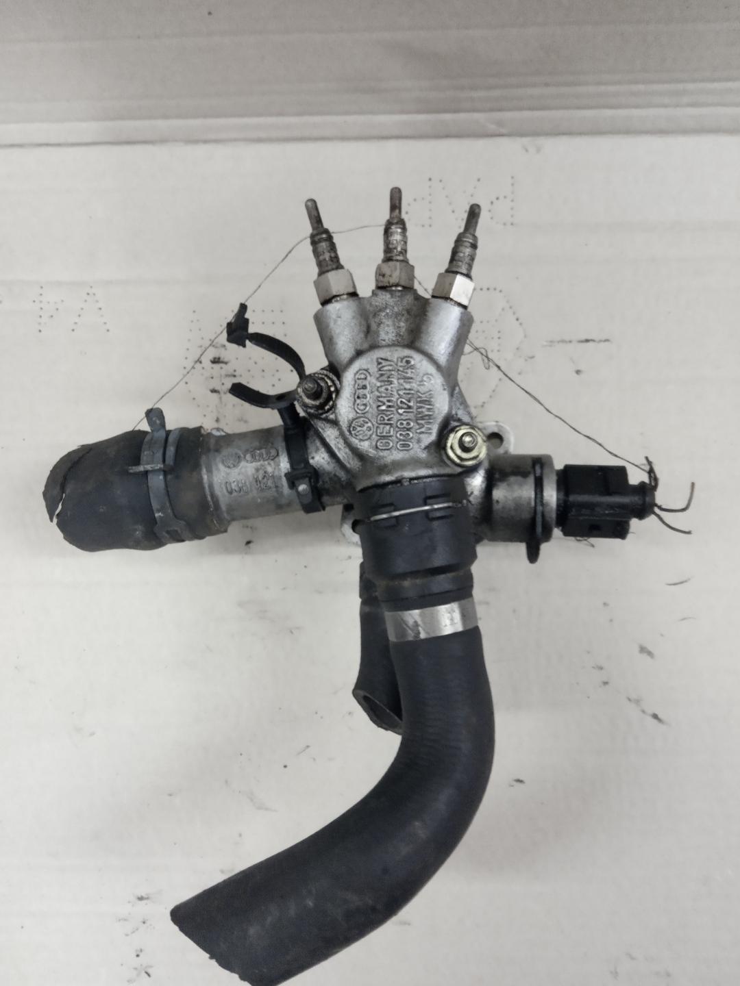 фланец (тройник) системы охлаждения Volkswagen Passat B6 2005, 2.0 л., дизель, АКПП, седан, 038131145 - фото №1