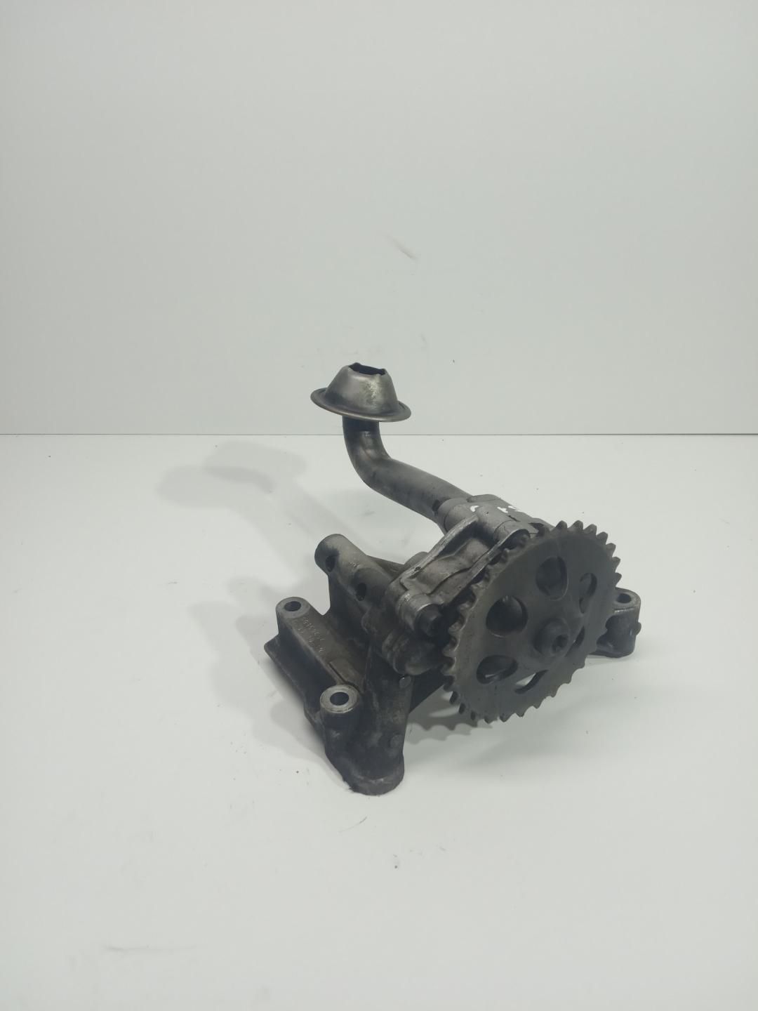 насос масляный Audi A4 B5 1999, 1.6 л., бензин, 06A115105 - фото №1