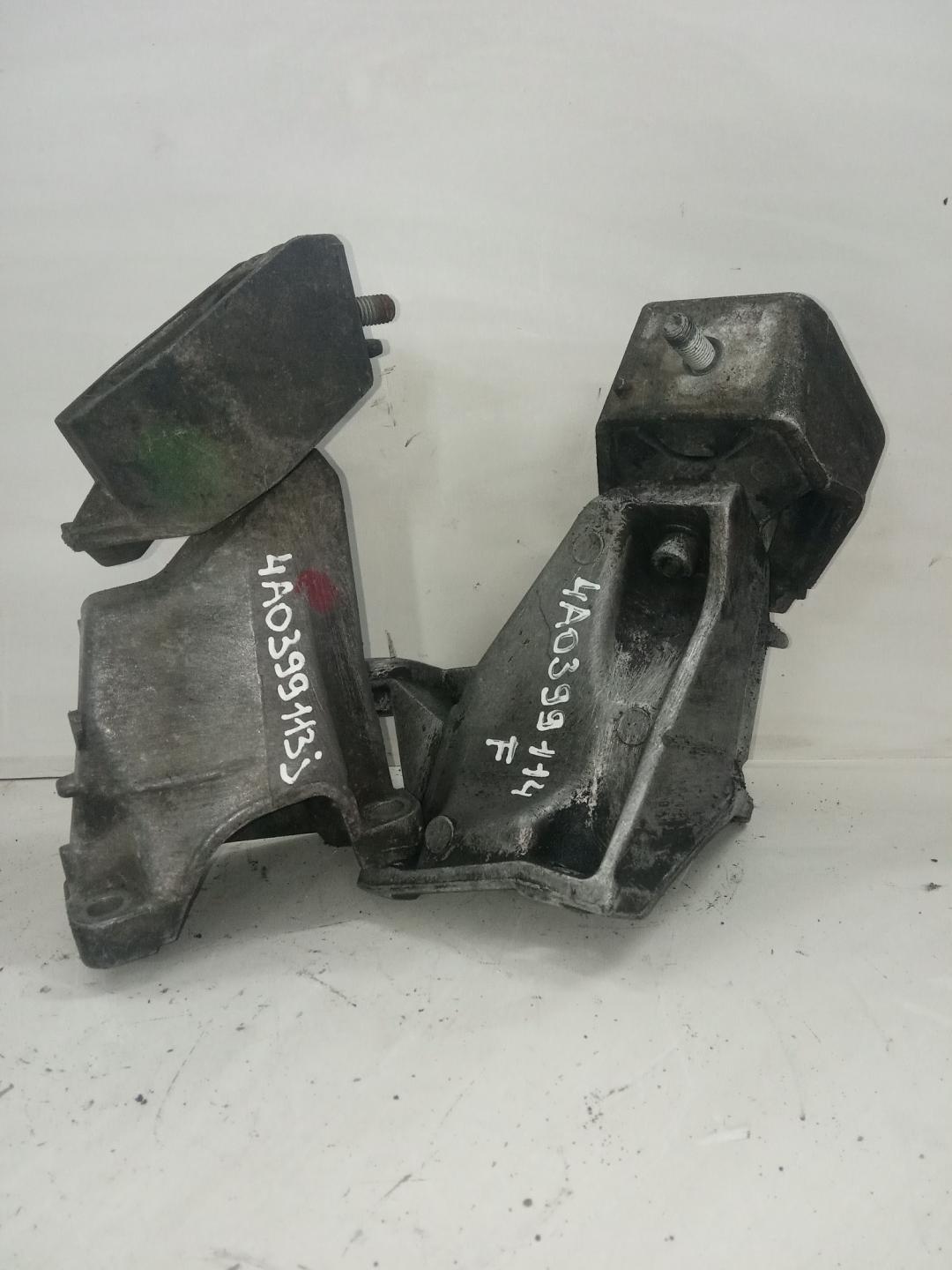кронштейн КПП Audi 100 4A/C4 1994, 2.5 л., дизель, седан, 4A0399113J4A0399114F - фото №1