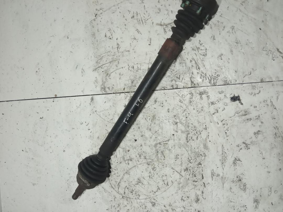 полуось передняя правая (приводной вал, ШРУС) Volkswagen Golf 4 поколение 2004, 1.6 л., бензин - фото №1