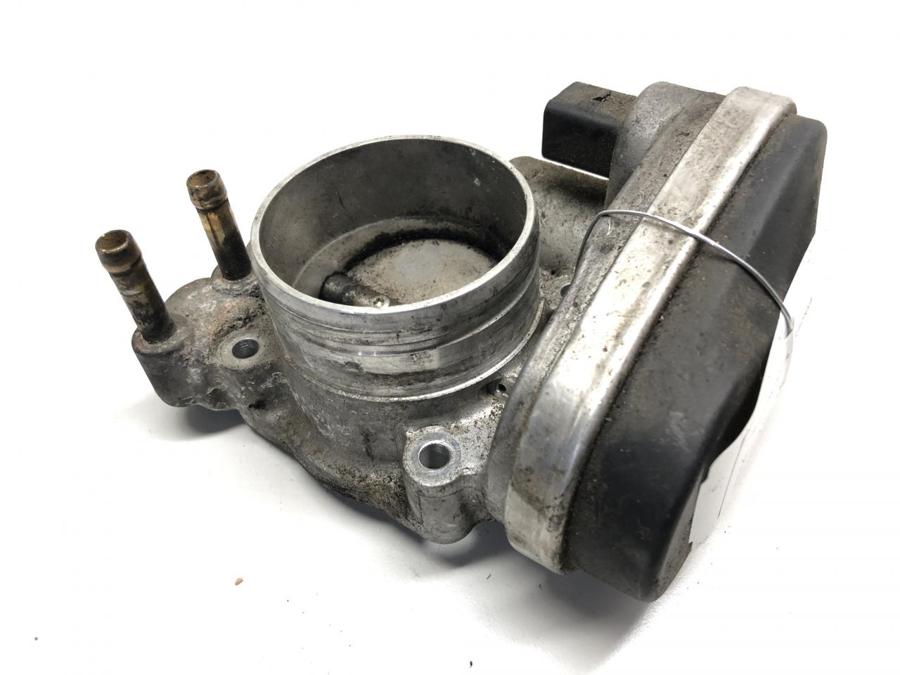 заслонка дроссельная Volkswagen Passat B6 2005, 2.0 л., бензин, 06F133062 - фото №1