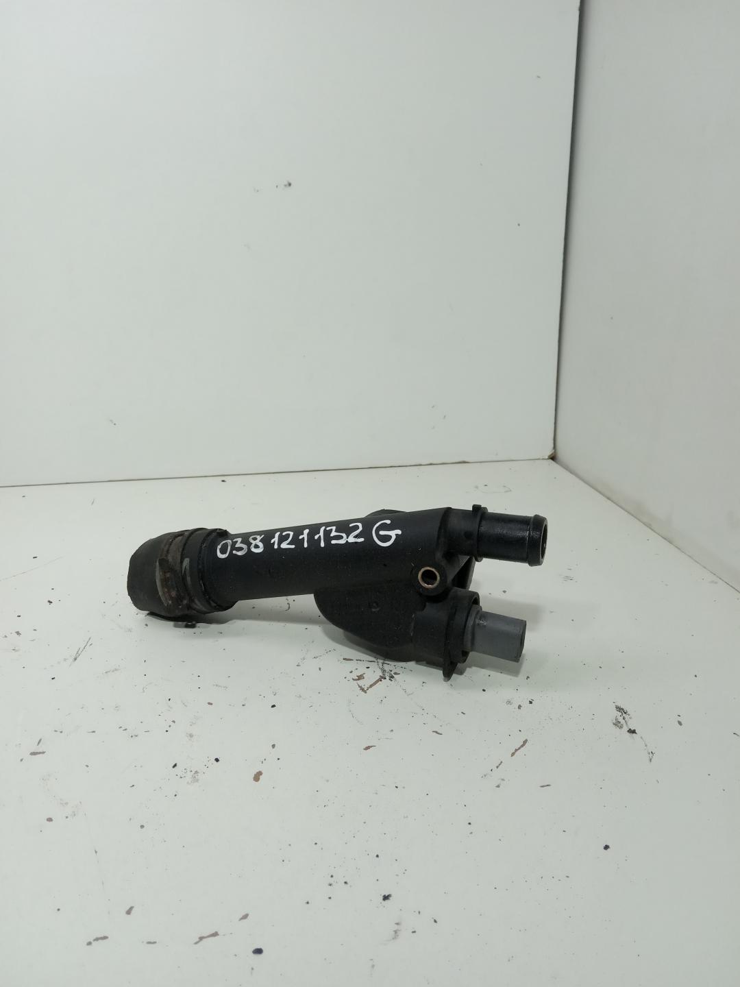 фланец (тройник) системы охлаждения Volkswagen Passat B6 2007, 2.0 л., дизель, 038121132G - фото №1