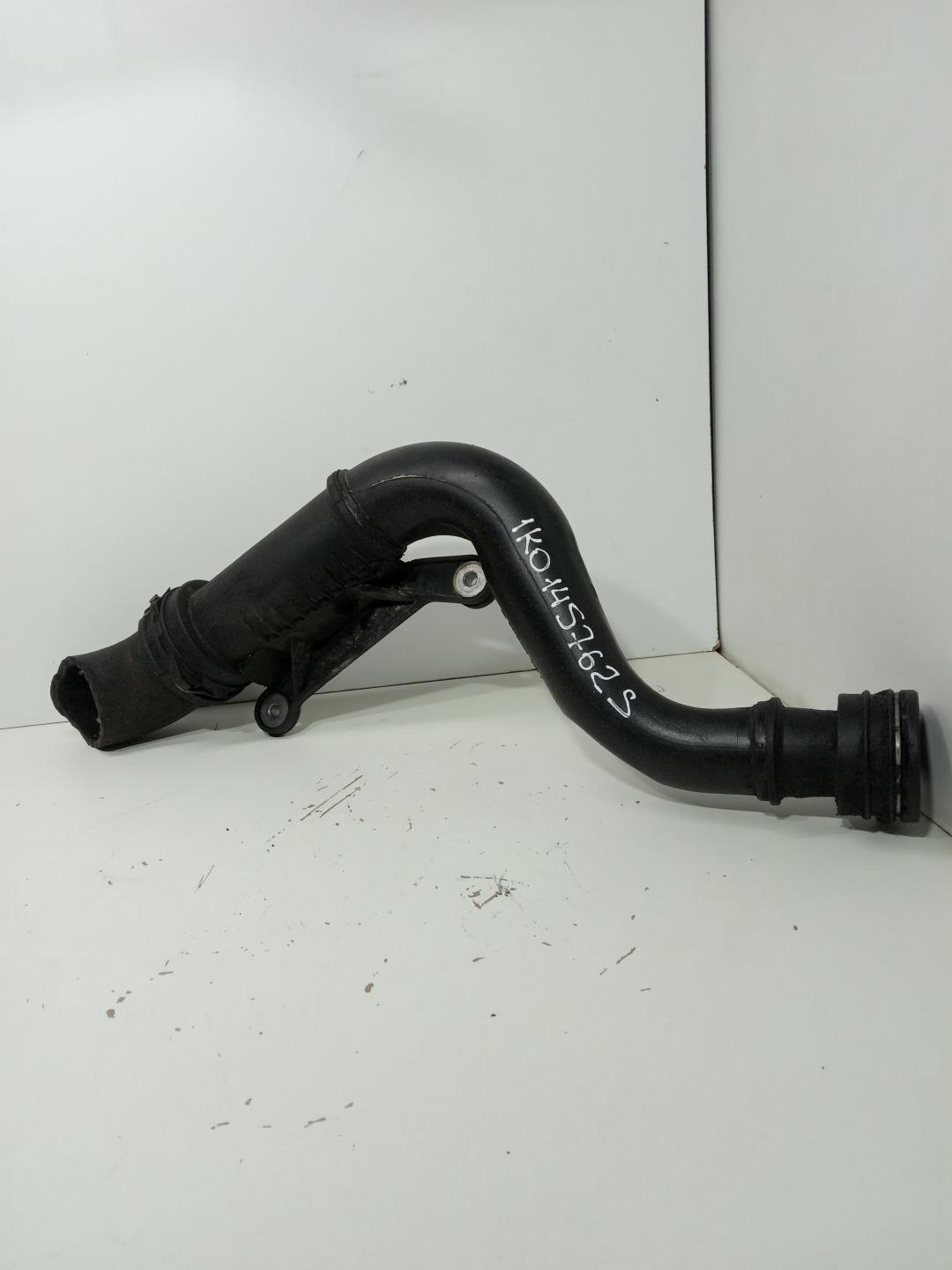 патрубок интеркулера Volkswagen Passat B6 2005, 2.0 л., дизель, 1K0145762S - фото №1