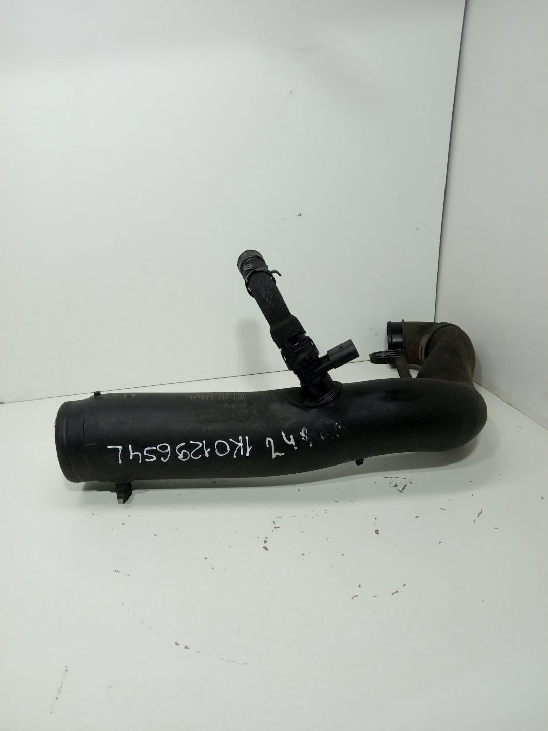 патрубок (трубопровод, шланг) Volkswagen Passat B6 2005, 2.0 л., дизель, 1K0129654L - фото №1