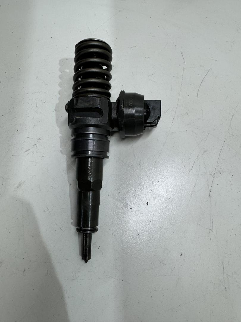 форсунка Volkswagen Transporter T5 2007, 1.9 л., дизель, 038130073AG, 0414720215 - фото №1