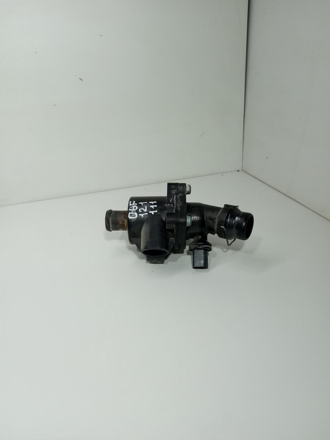корпус термостата Volkswagen Passat B6 2005, 2.0 л., бензин, 06F121111 - фото №1