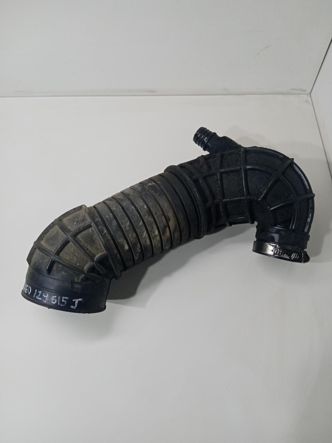 патрубок воздушного фильтра Audi A4 B7 2006, 2.0 л., дизель, VE0129615J - фото №1