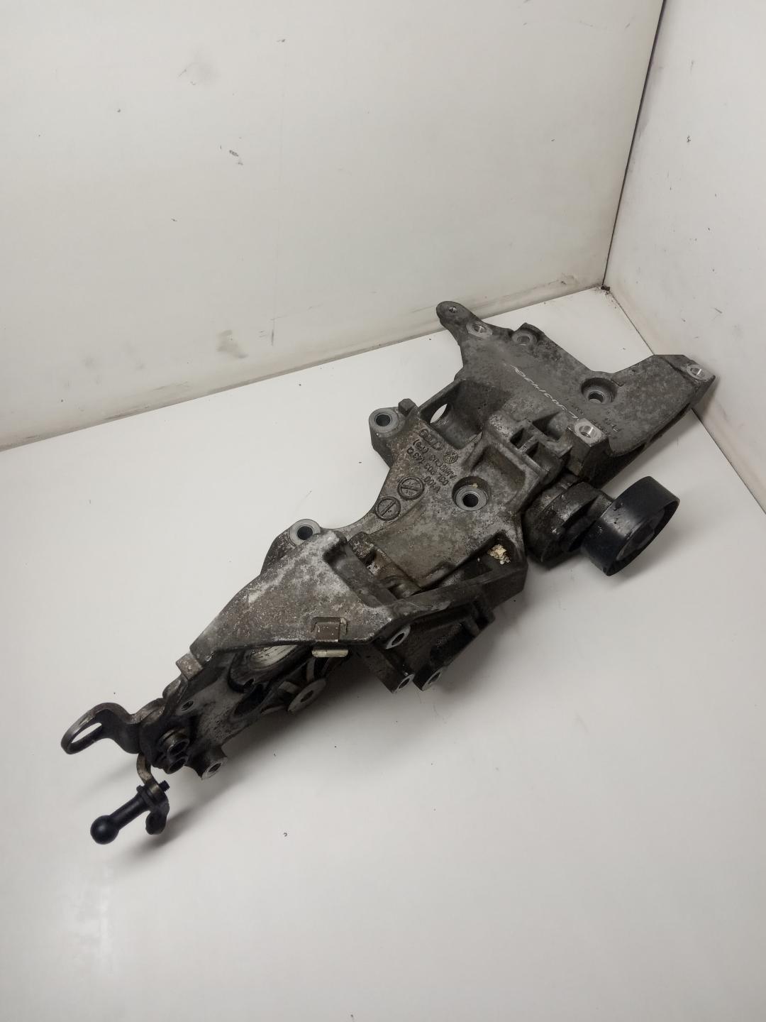 кронштейн генератора Volkswagen Passat B6 2007, 2.0 л., дизель, 03L903143Q - фото №1