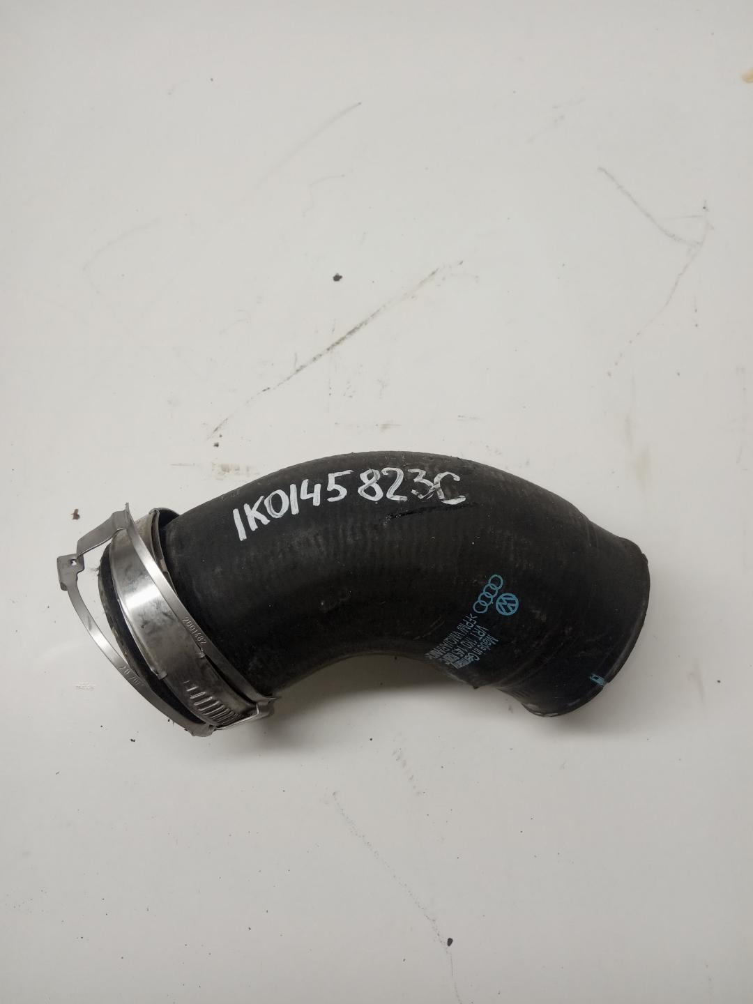 патрубок интеркулера Volkswagen Passat B7 2012, 1.6 л., дизель, 1K0145838AF - фото №1