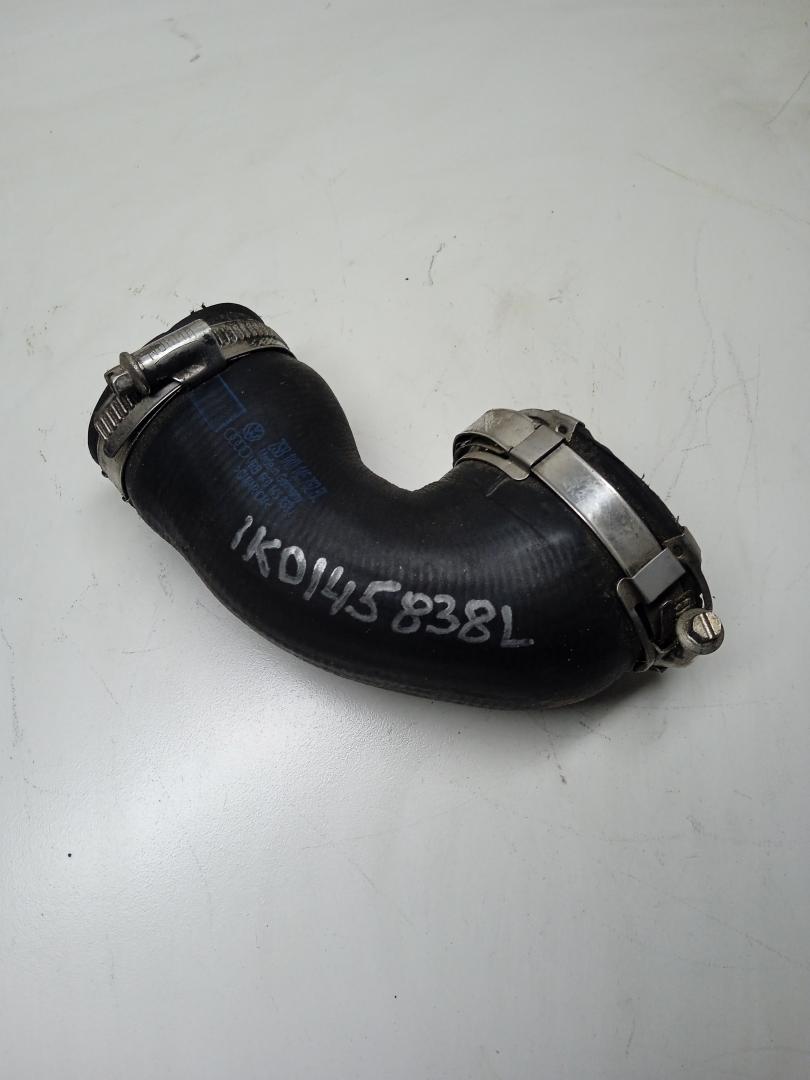 патрубок интеркулера Volkswagen Passat B7 2011, 1.4 л., бензин, 1K0145838L - фото №1
