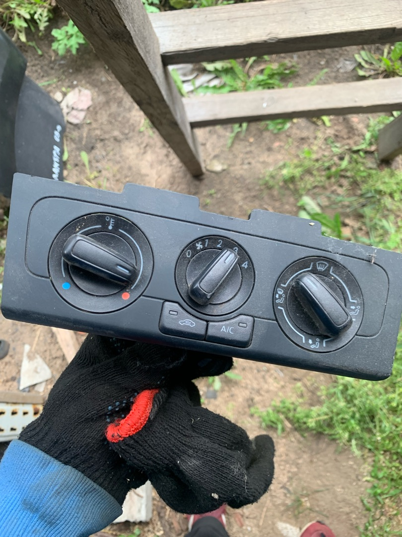 блок управления печки / климат-контроля Volkswagen Polo 5 поколение 2015, седан, 6RF820045C - фото №1