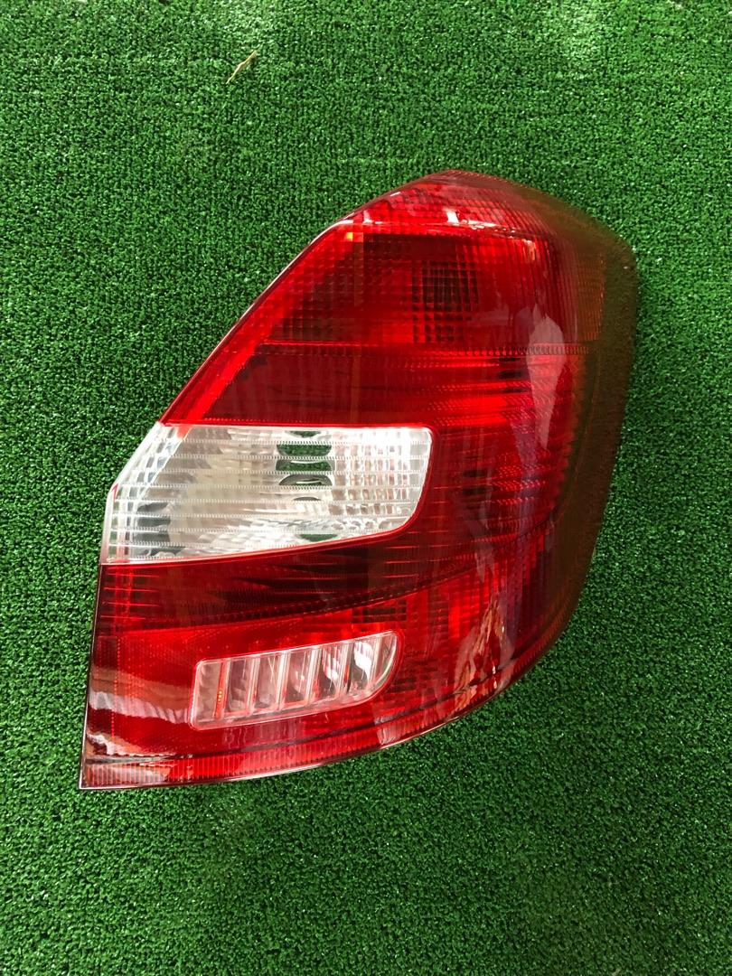 фонарь задний правый Skoda Fabia 2 поколение (5J) 2007, хетчбэк 5 дв., 5J6945112 - фото №1