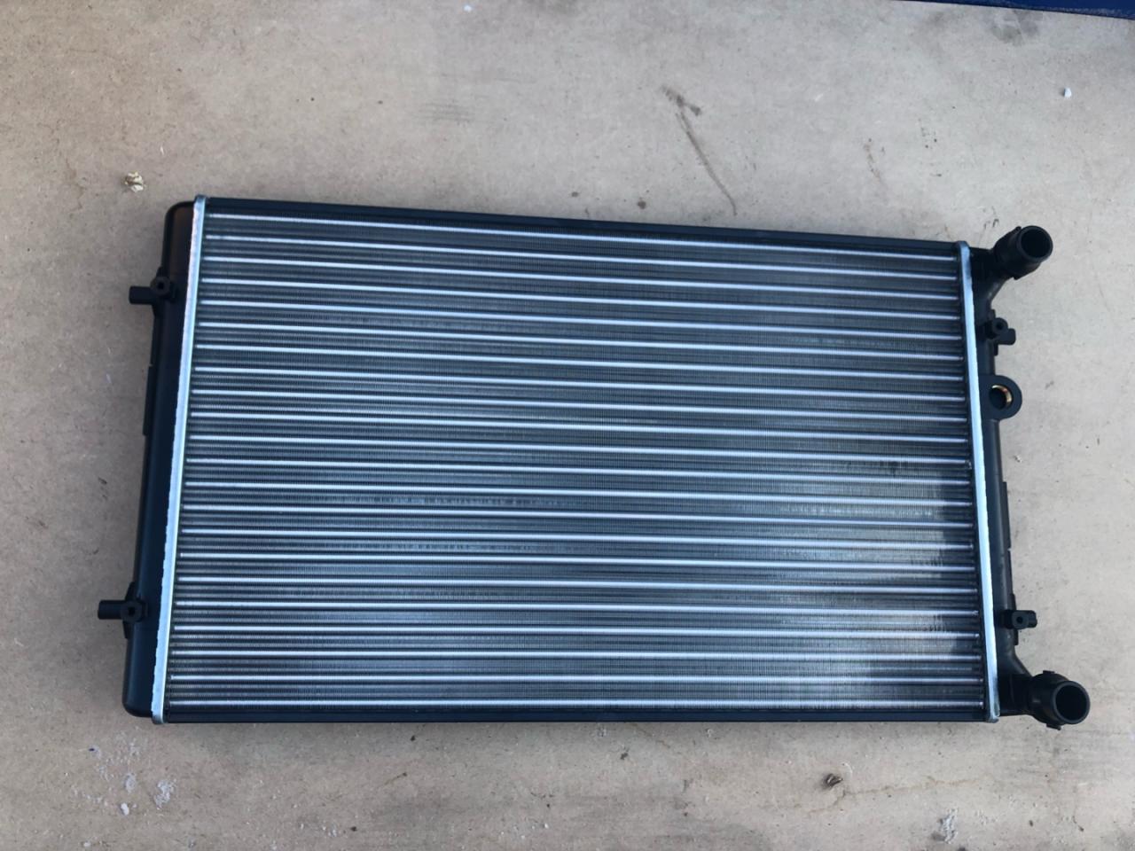 радиатор (основной) Volkswagen Golf 4 поколение 2000 - фото №1