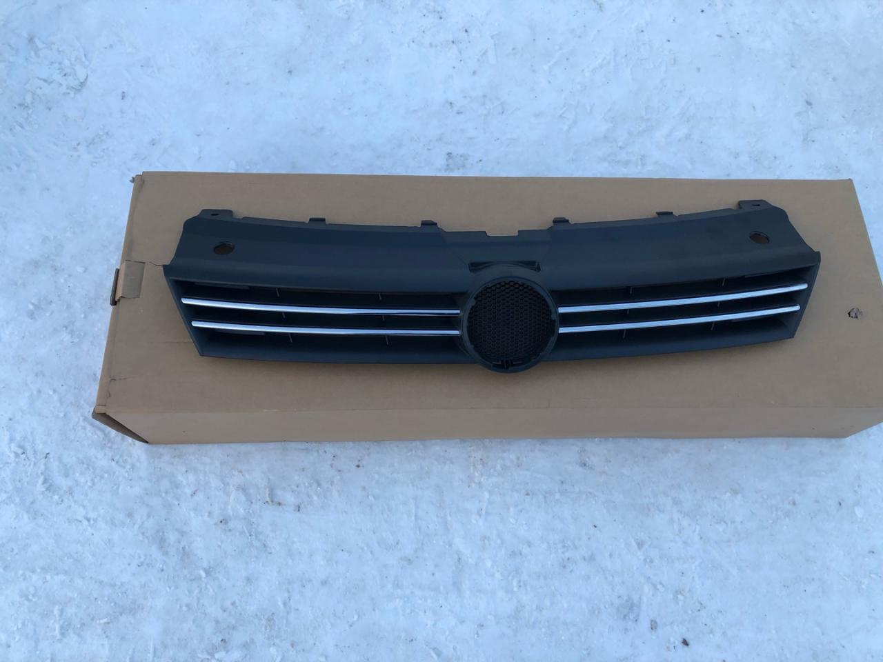 решетка радиатора Volkswagen Polo 5 поколение 2015, 6RU853653 - фото №1