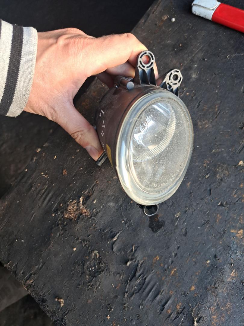 фара противотуманная левая Audi A4 B6 2002, 1.9 л., 8E0941699 - фото №1