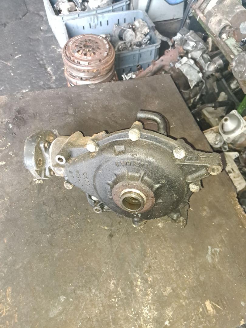 редуктор переднего моста BMW X5 E53 2001, 3.0 л., D, M57 D30 (306D1), дизель, 3.73 - фото №1