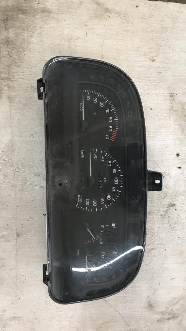 щиток приборов (приборная панель) Renault Laguna 1 поколение 1995, 1.8 л., хетчбэк 5 дв. - фото №1