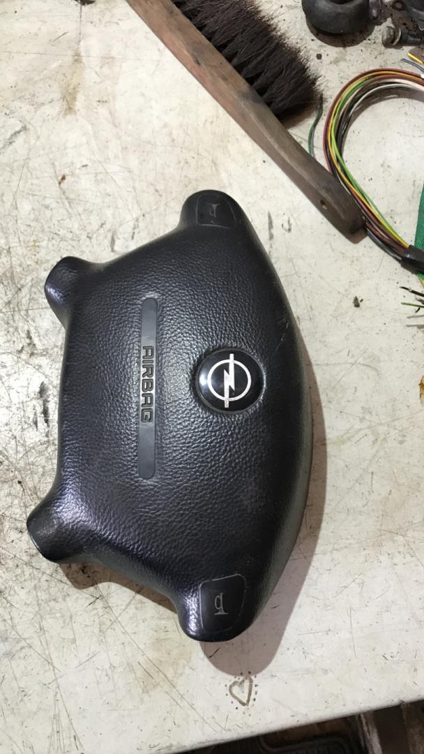 подушка безопасности водителя Opel Vectra B (1995 - 1999) - фото №1