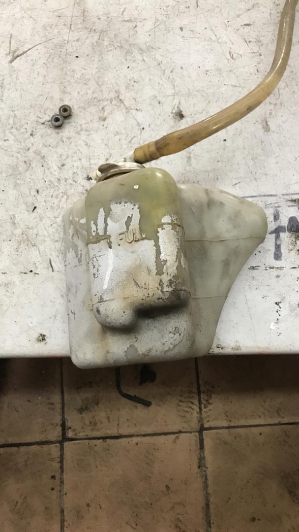 бачок расширительный Mitsubishi Galant 7 поколение (1992 - 1997) - фото №1