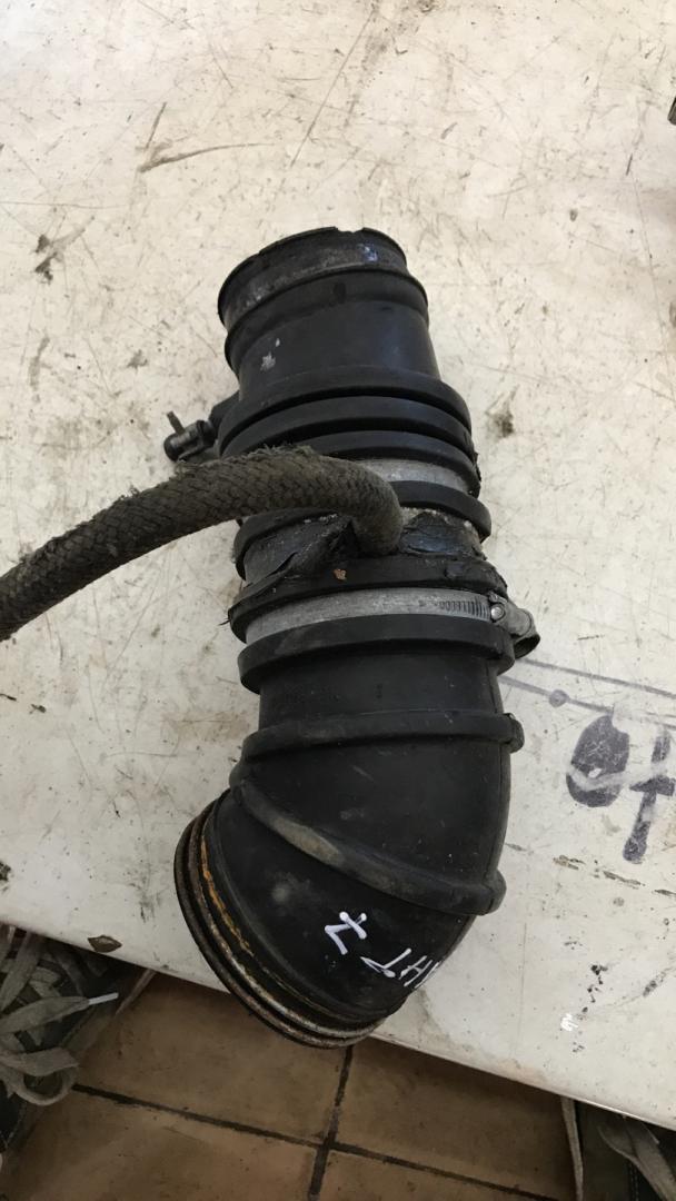 патрубок воздушного фильтра Mitsubishi Galant 7 поколение (1992 - 1997) - фото №1