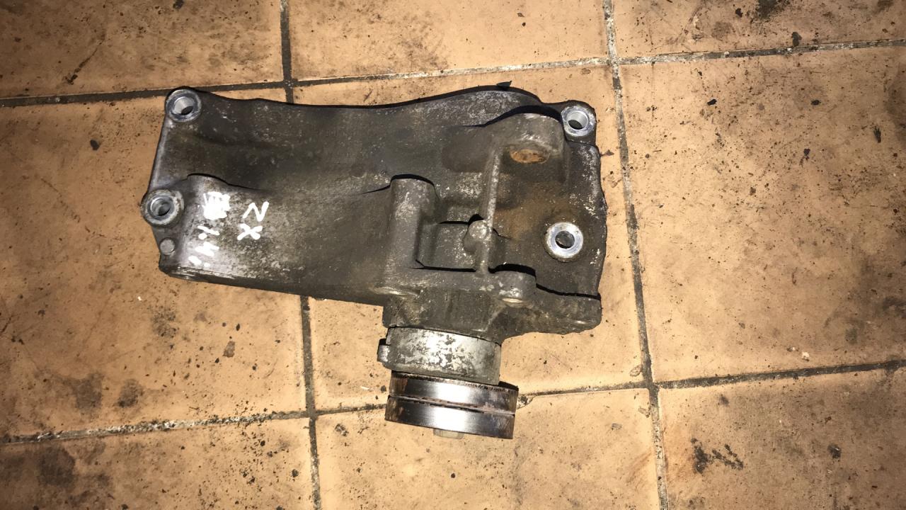 кронштейн компрессора кондиционера Volkswagen Golf 3 поколение (1991 - 2000), 1.4 л., i, бензин - фото №1