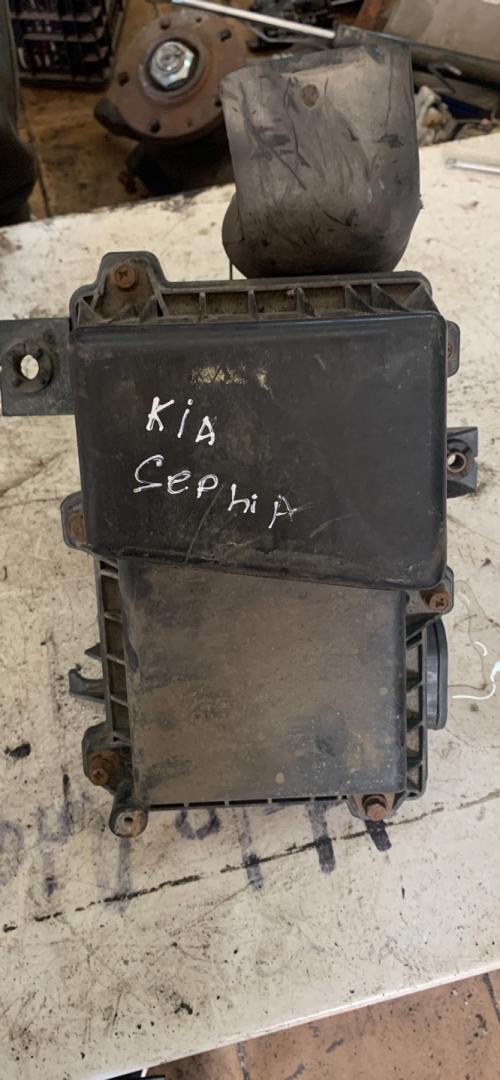 корпус воздушного фильтра Kia Sephia 1 поколение (1992 - 1994) - фото №1