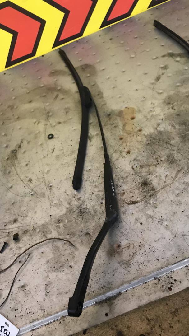 щеткодержатель (поводок стеклоочистителя, дворник) Opel Omega B (1994 - 1999), 2.0 л. - фото №1