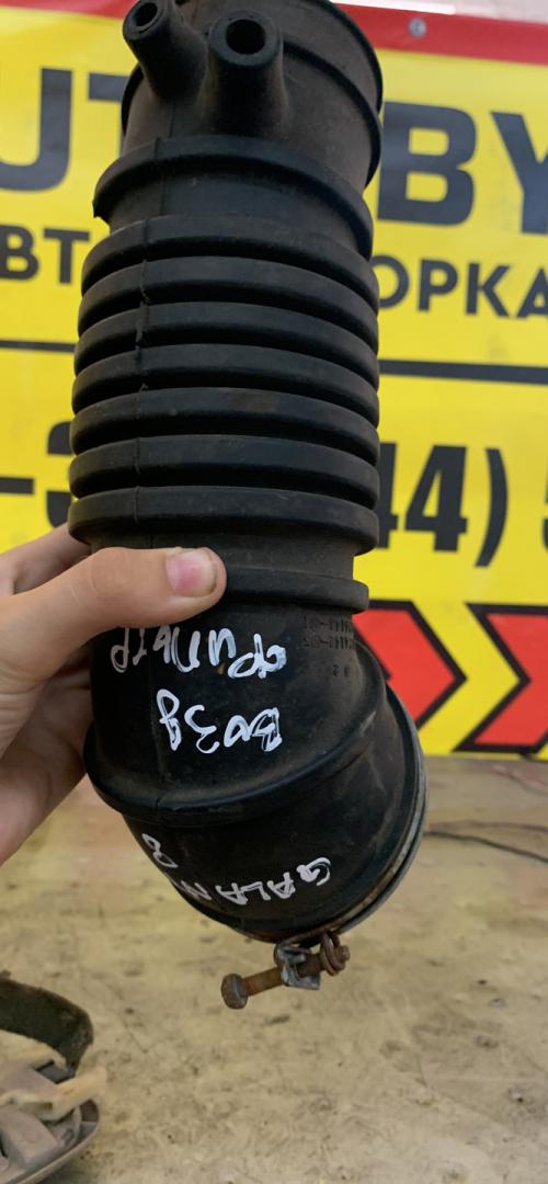 патрубок воздушного фильтра Mitsubishi Galant 8 поколение (1996 - 1999) - фото №1