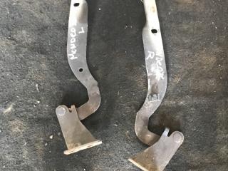 петля капота левая Ford Mondeo 2 поколение (1996 - 2000), 1.8 л., дизель