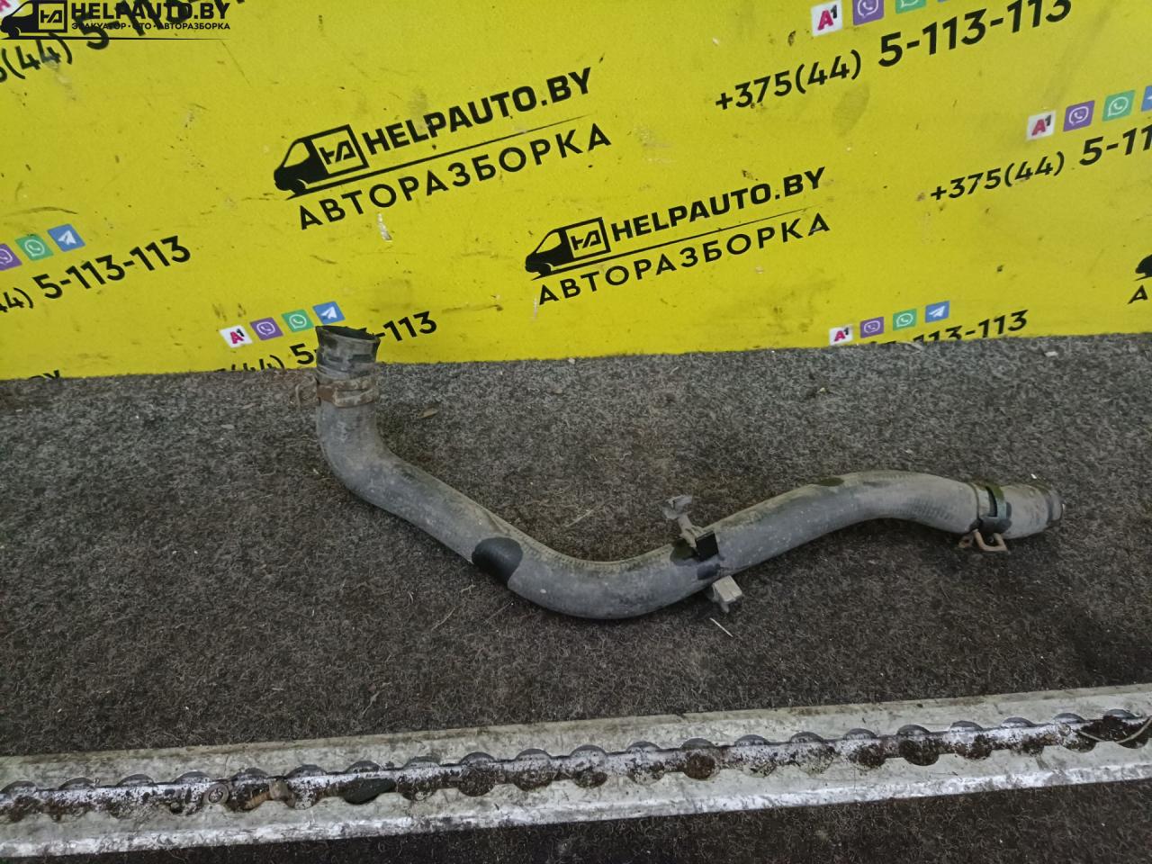 патрубок радиатора Volkswagen Passat B3 1991, 1.8 л., бензин, МКПП, универсал, передний привод - фото №1
