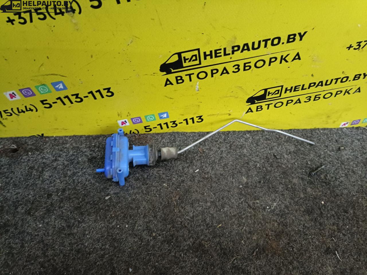 активатор (привод) замка двери Audi 80 8C/B4 1991, 2.0 л., i, бензин, МКПП, седан, передний привод - фото №1