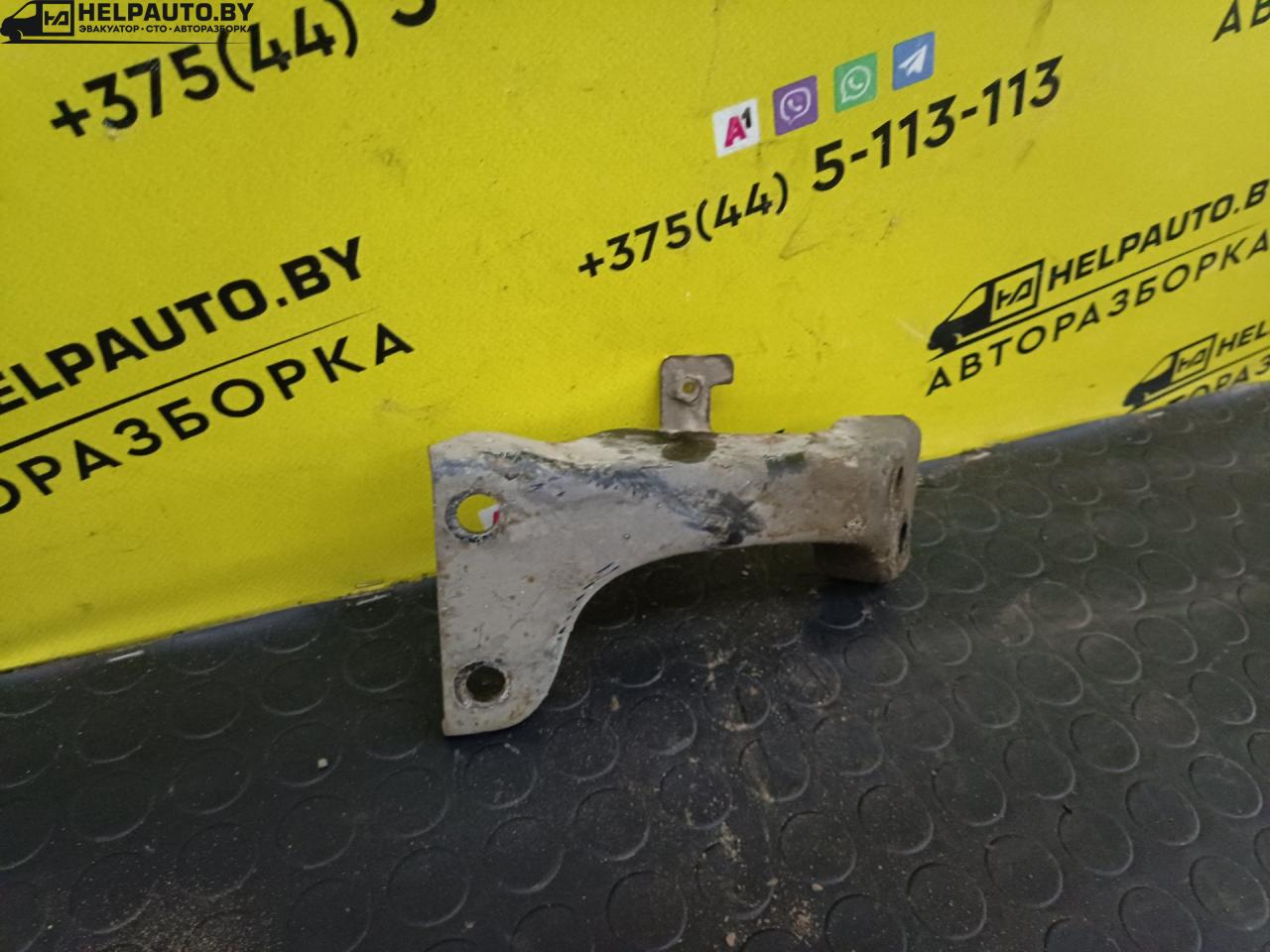 Кронштейн (крепление) выпускного коллектора Mazda 323F BG 1991, 1.6 л., i, бензин, МКПП, хетчбэк 5 дв., передний привод - фото №1