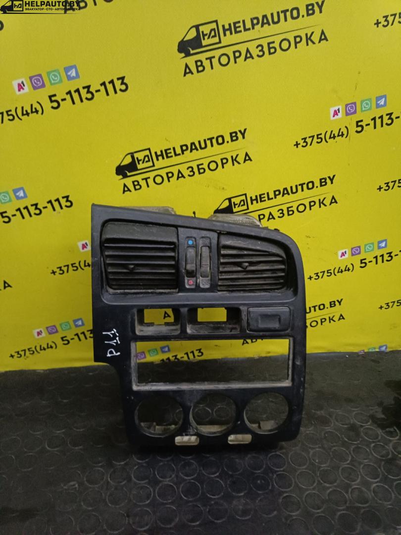 консоль салона Nissan Primera P11 1998, 1.6 л., i, бензин, МКПП, хетчбэк 5 дв., передний привод, GA16 - фото №1