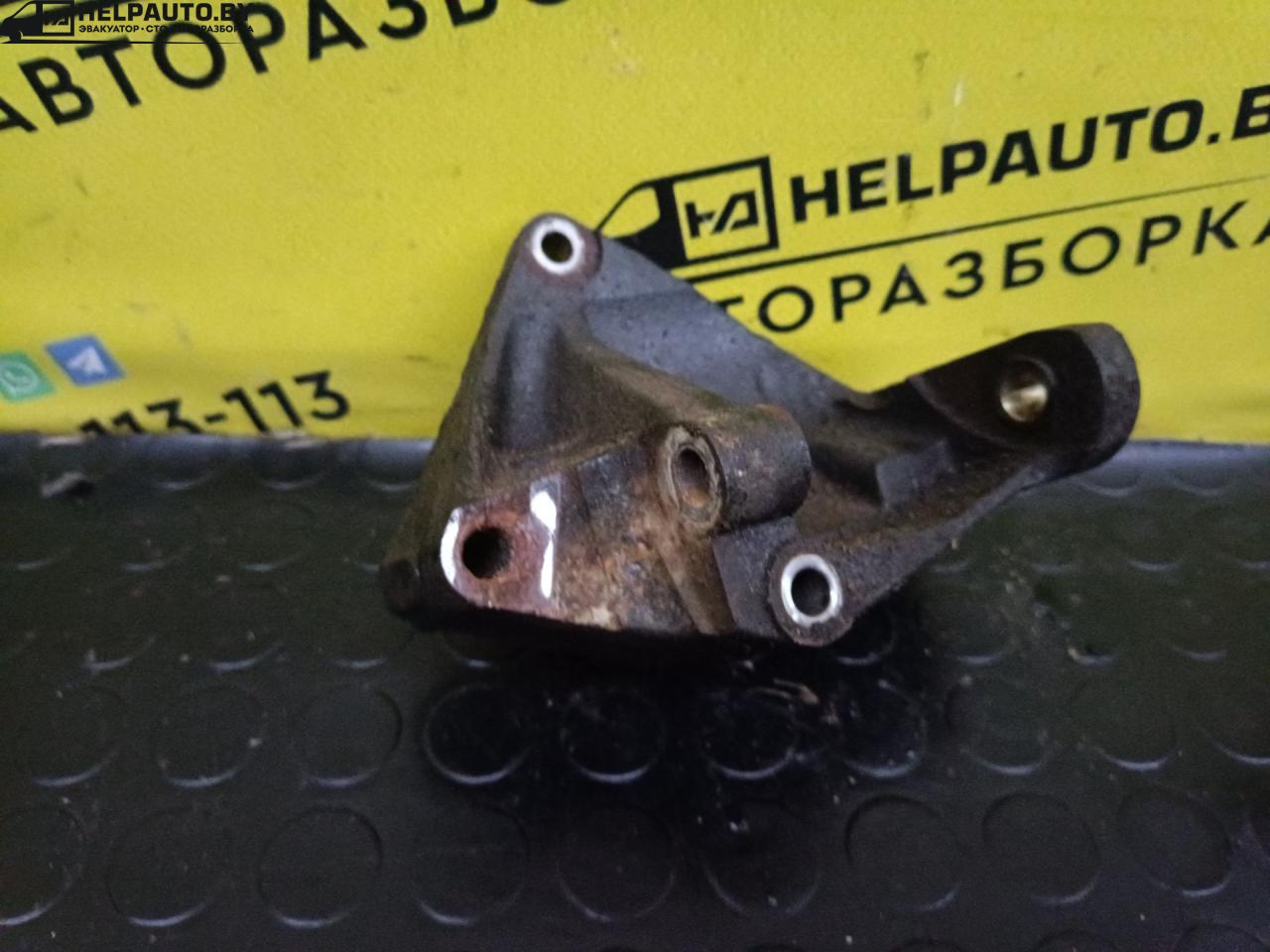кронштейн (крепление) Nissan Primera P11 1998, 1.6 л., i, бензин, МКПП, хетчбэк 5 дв., передний привод, GA16 - фото №1