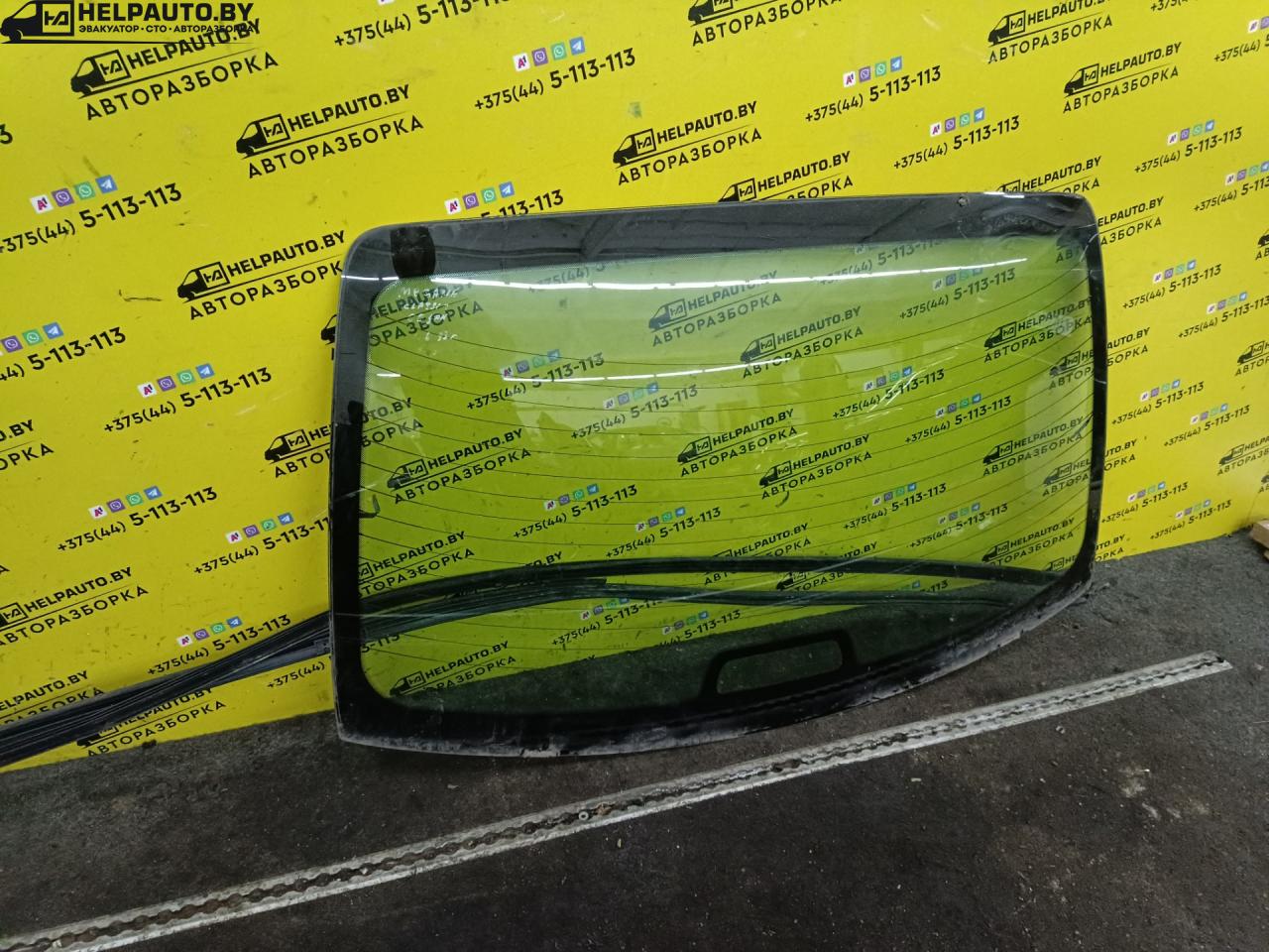 стекло заднее Renault Megane 1 поколение 1996, 1.4 л., i, бензин, МКПП, седан, передний привод, K4J - фото №1
