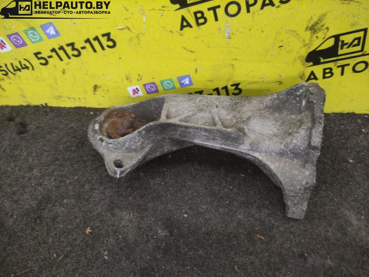 кронштейн двигателя Audi 100 С3 1986, 2.0 л., бензин, МКПП, седан, передний привод, KP - фото №1