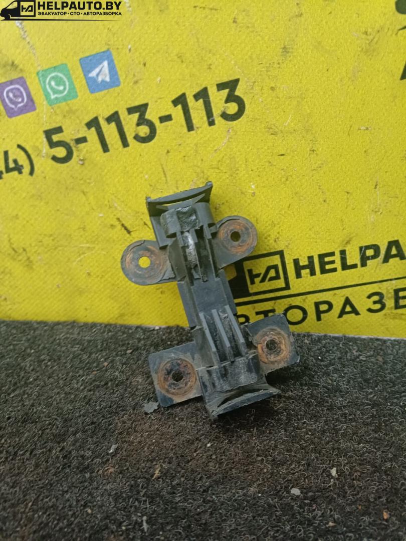 Крепление бампера переднего Audi 100 С3 1986, 2.0 л., i, бензин, МКПП, универсал, передний привод, KP - фото №1