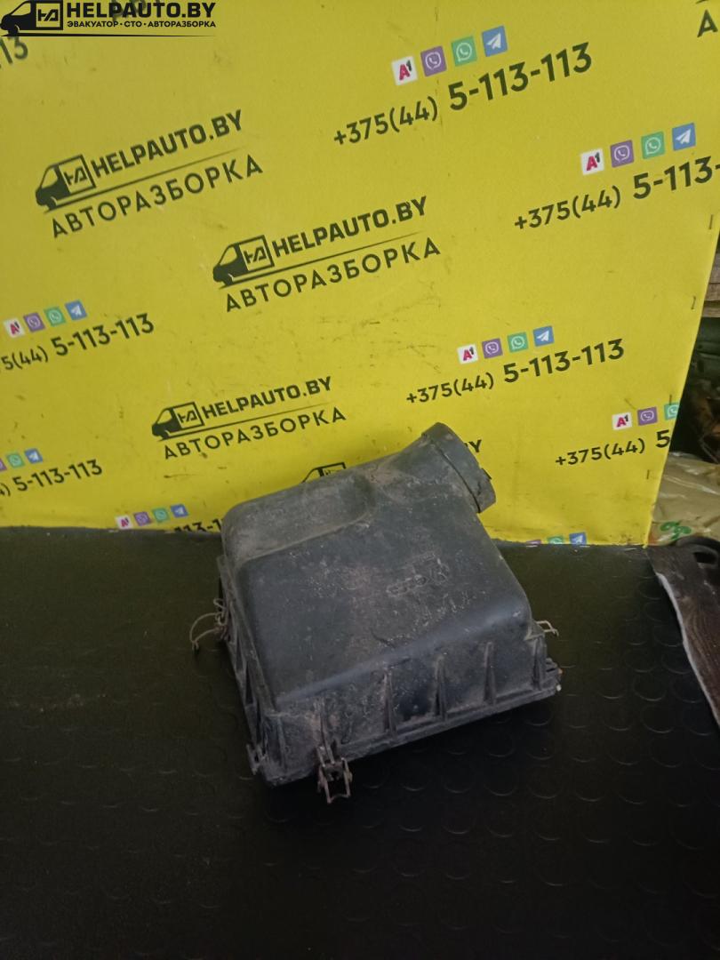 корпус воздушного фильтра Audi 100 С3 1985, 2.3 л., i, бензин, МКПП, хетчбэк 5 дв., передний привод - фото №1