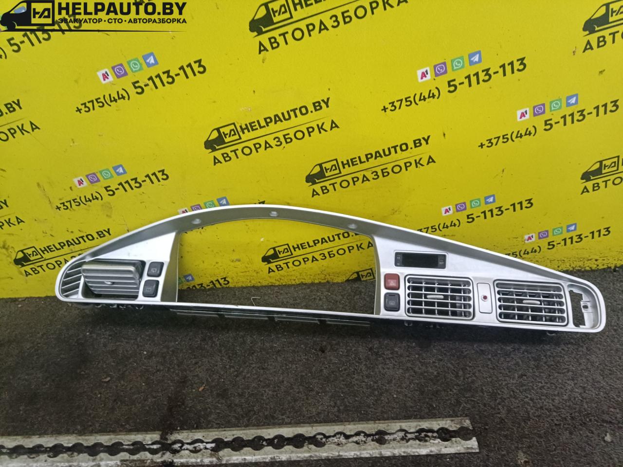 накладка на торпедо (консоль) Mazda 626 3 поколение 1990, 2.0 л., i, бензин, МКПП, хетчбэк 5 дв., передний привод - фото №1