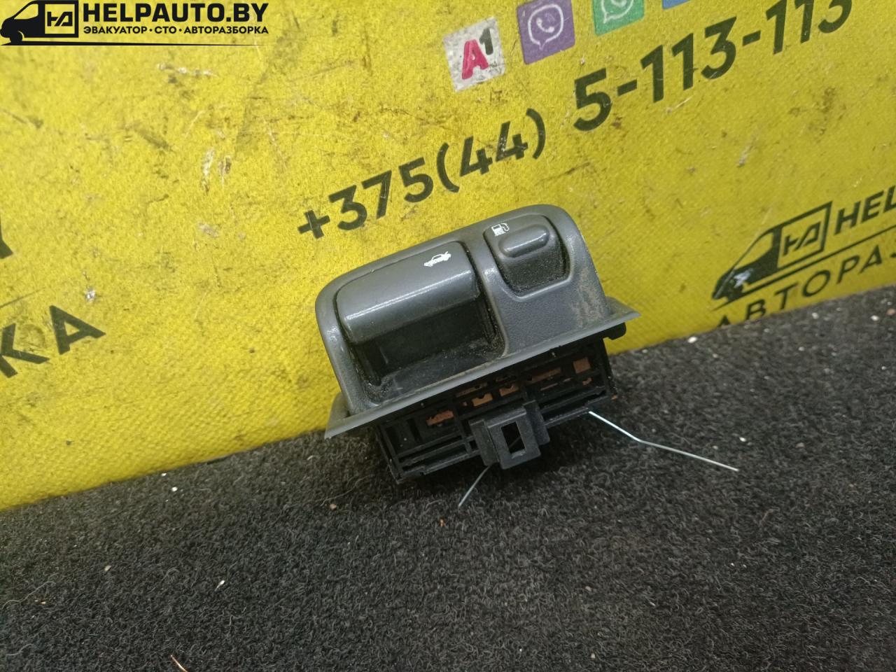кнопка открытия багажника Nissan Maxima A33 2003, 2.0 л., i, бензин, АКПП, седан, передний привод, VQ20DE - фото №1