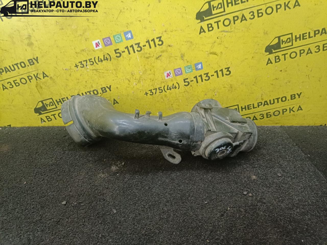 воздухозаборник Peugeot 306 1 поколение 1995, 1.8 л., i, бензин, МКПП, хетчбэк 5 дв., передний привод, LFZ, XU7JP - фото №1