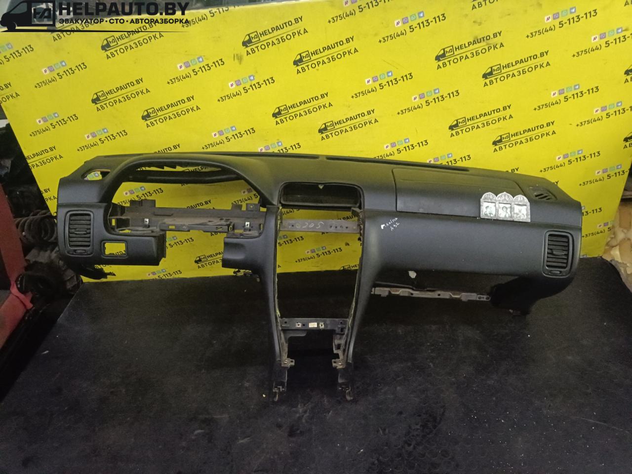 панель передняя салона (торпедо) Nissan Maxima A32 2000, 3.0 л., VQ30DE, бензин, МКПП, бордовый, седан - фото №1