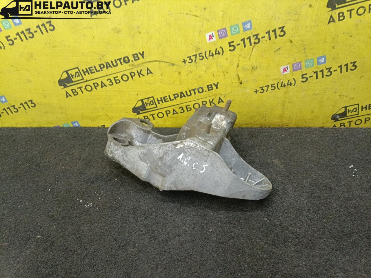 кронштейн двигателя Audi A6 4B/C5 1999, 2.5 л., дизель, АКПП, зеленый, универсал - фото №1