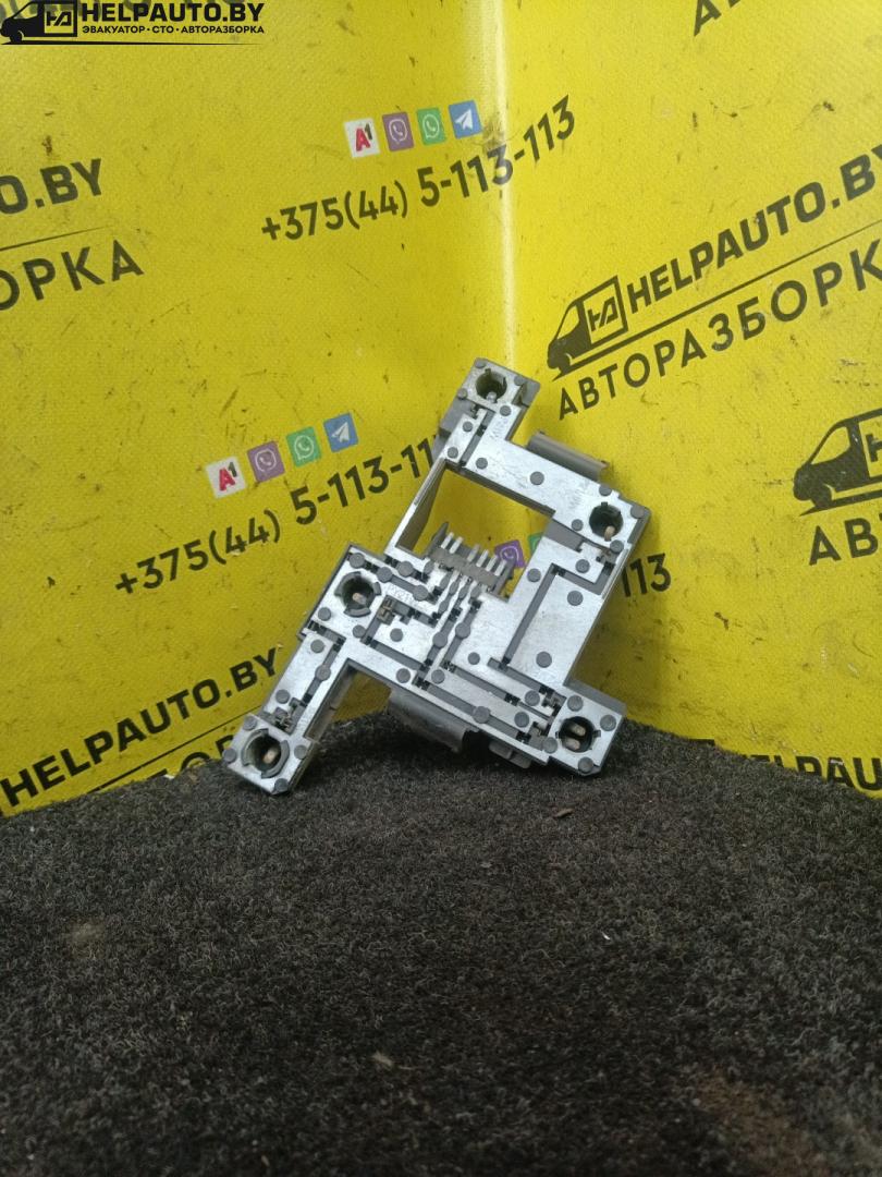 панель заднего правого фонаря Ford Mondeo 2 поколение (1996 - 2000), 1.8 л., бензин, серебро, седан - фото №1
